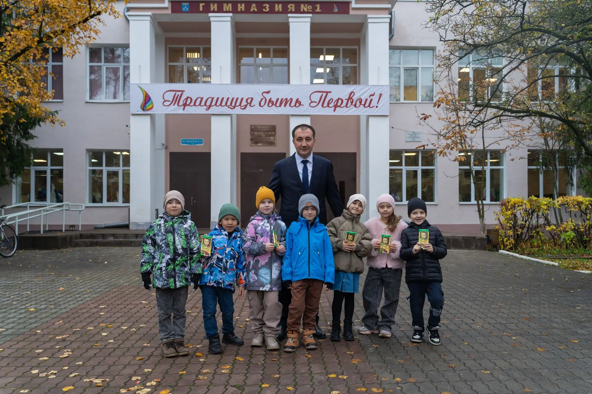 🎓 Поздравил педагогов и учеников с 90-летним юбилеем гимназии №1