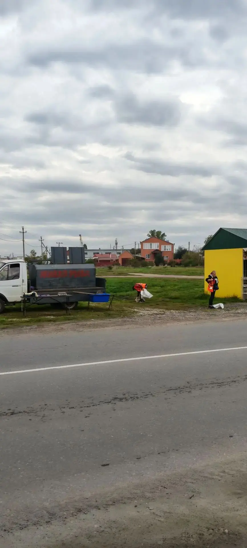 Сбор мусора вдоль обочины автодороги
