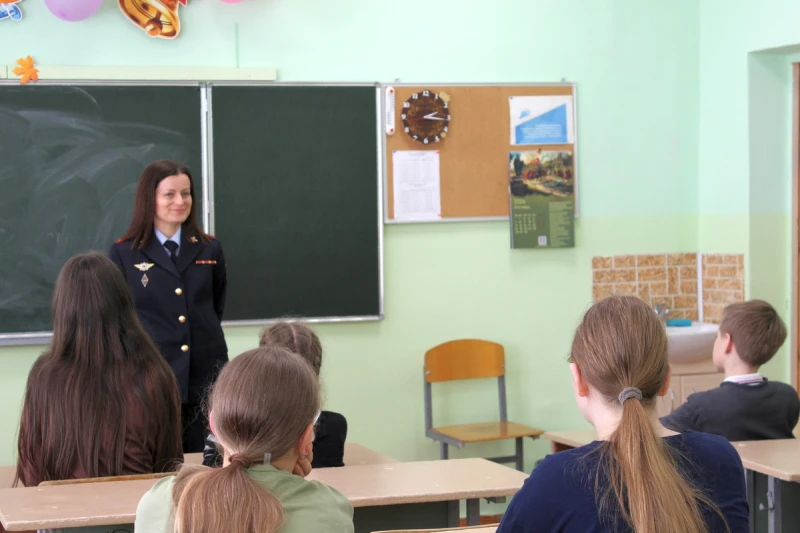 Сотрудник полиции провела для школьников Великого Новгорода урок по личной безопасности...