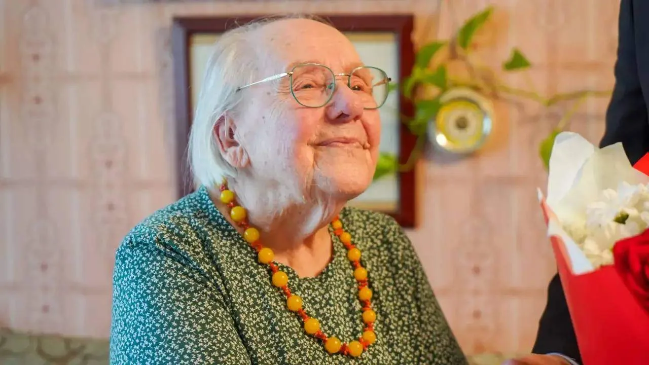 Глава Вологды поздравил с днем рождения 101-летнюю Алевтину Лукьянову