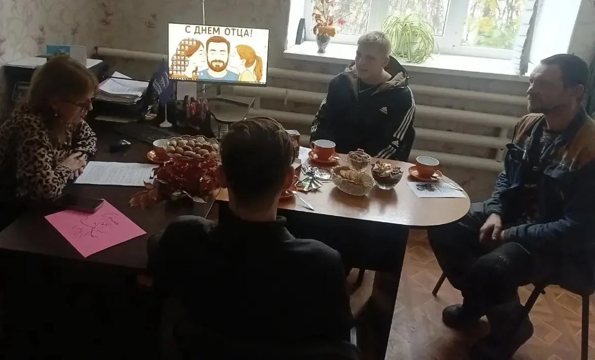 «Тёплые слова и поддержка: специалисты поздравили отцов в День отца»