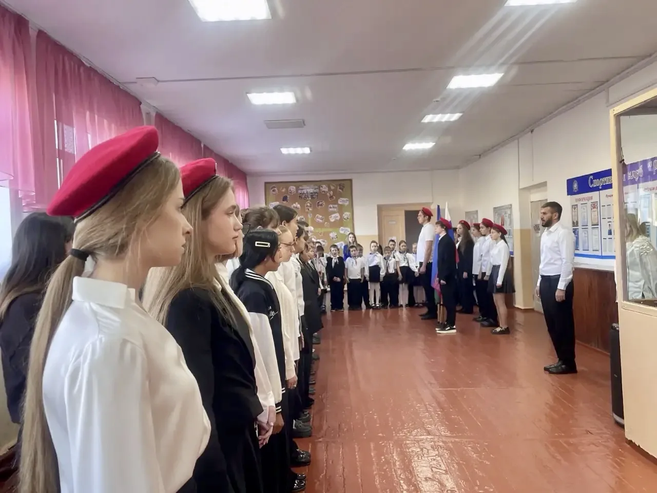 🏫 В МБОУ СОШ №4 в понедельник прошла торжественная линейка — было тепло, торжественно ...