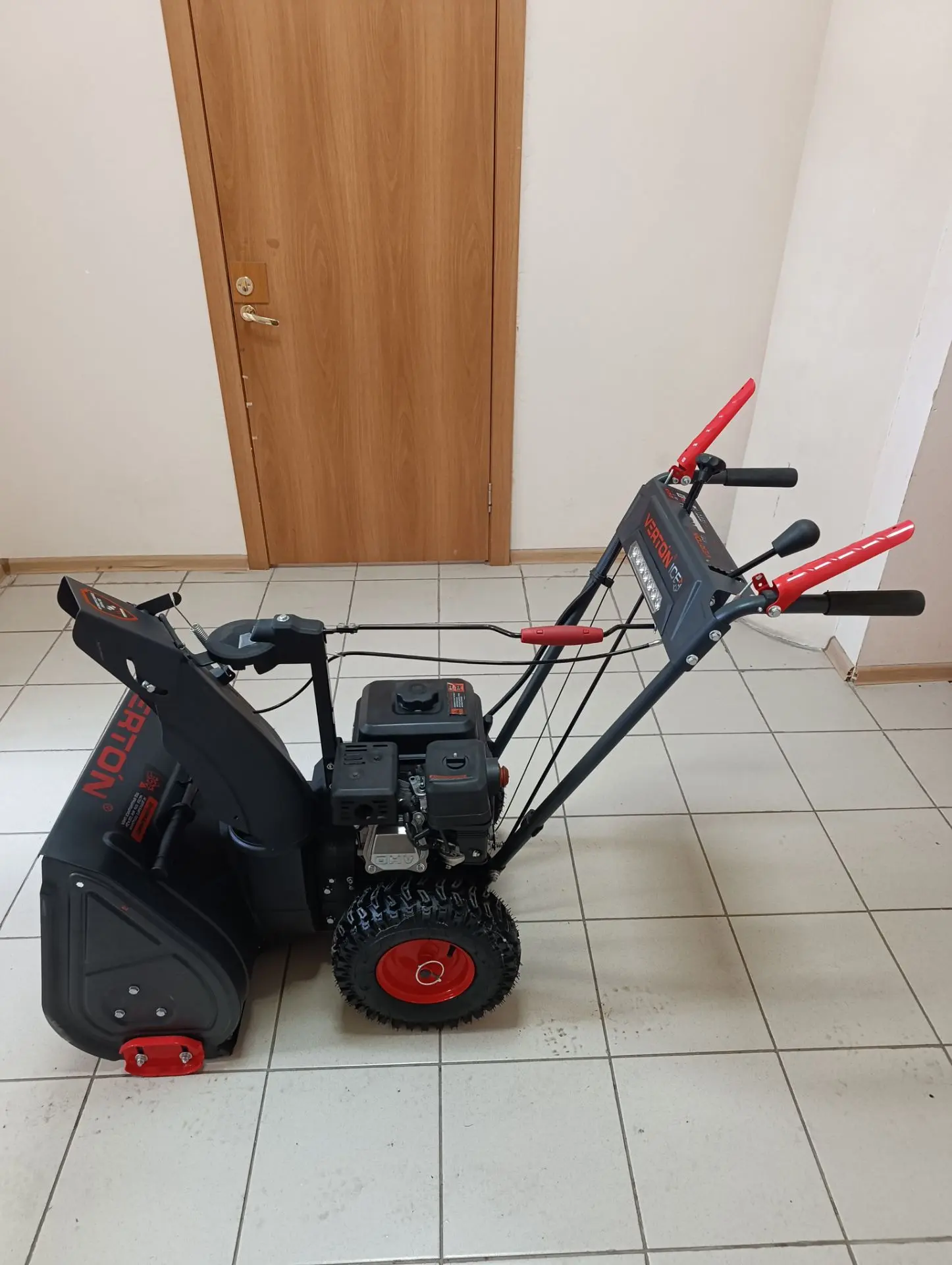 Продам снегоуборщик Verton.  7 л/с  модель SB-761MLE. В отличном состоянии (в связи пер...