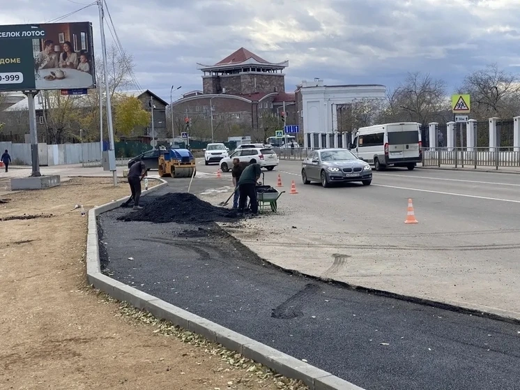В Улан-Удэ расширили проезжую часть на улице Куйбышева у Горсада