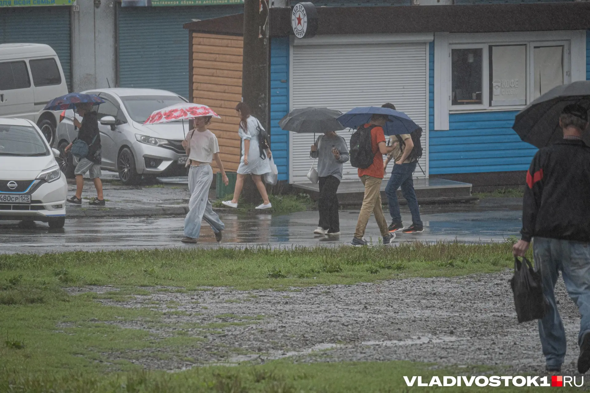 Несмотря на опасения владивостокцев, к вечеру дождь успокоился и добраться домой можно ...