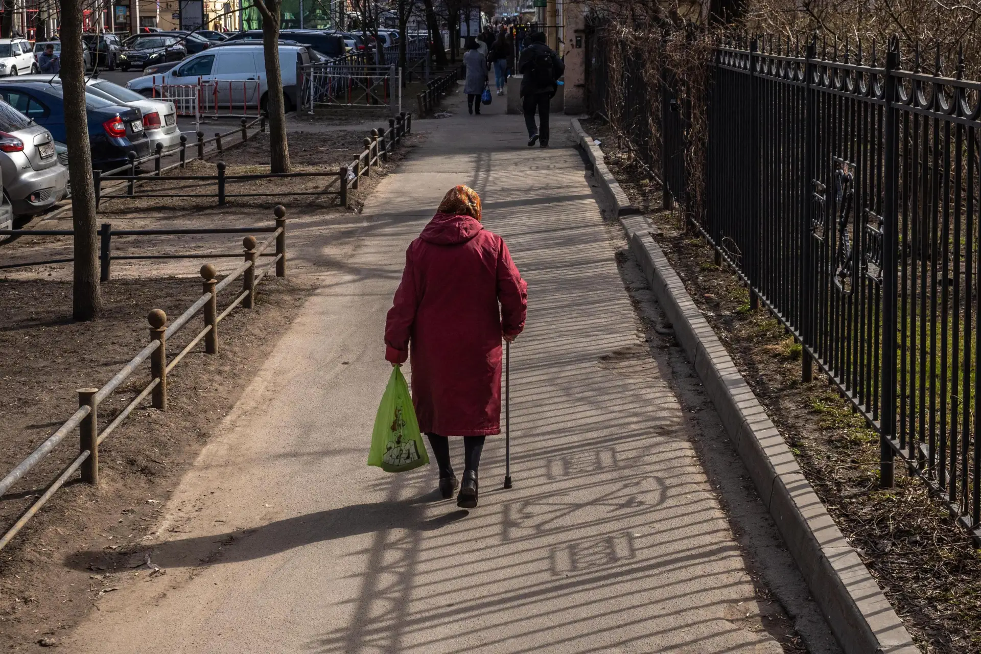 Перевод от сына — повод лишить мать субсидии? Что делать, если чиновники помощь на опла...