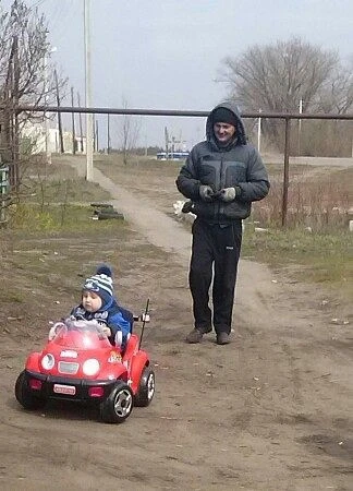 Мне здесь совсем мало лет, чувствую себя королем дороги за рулем своей первой красной м...