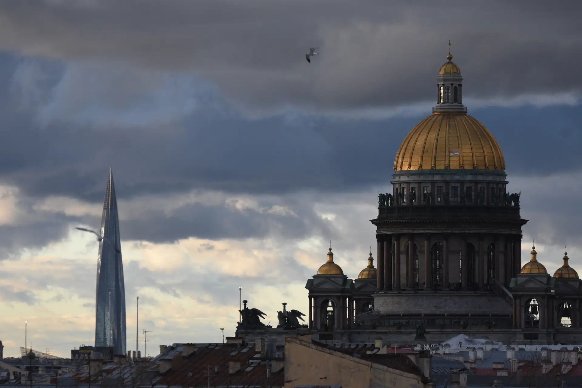 Ночной город в районе центра.