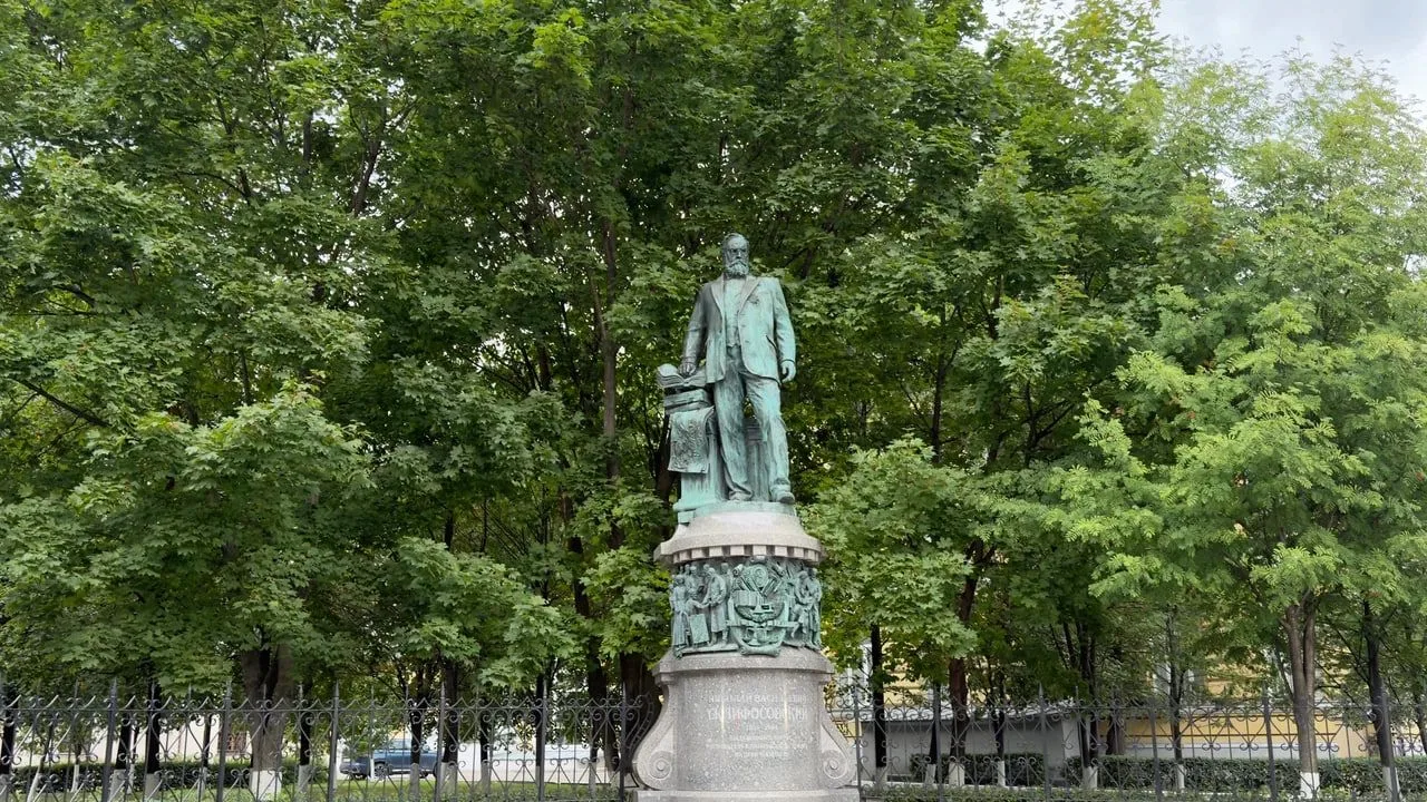 📍 Места рядом с нашим отелем: памятник Николаю Васильевичу Склифосовскому