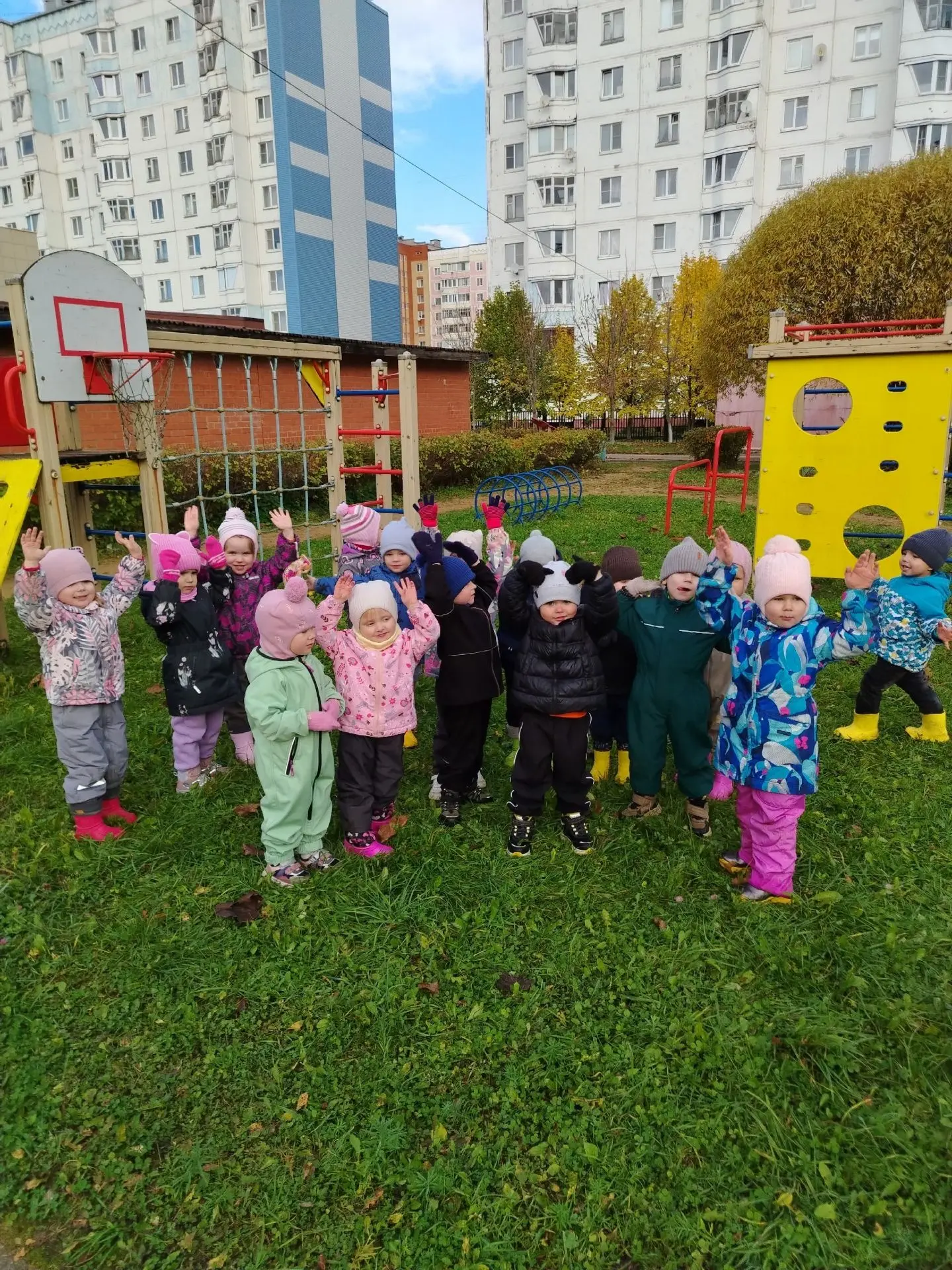 Здоровая среда в группах 4 и 11. Физкультура на улице. День бега. Малыши 4 группы учили...
