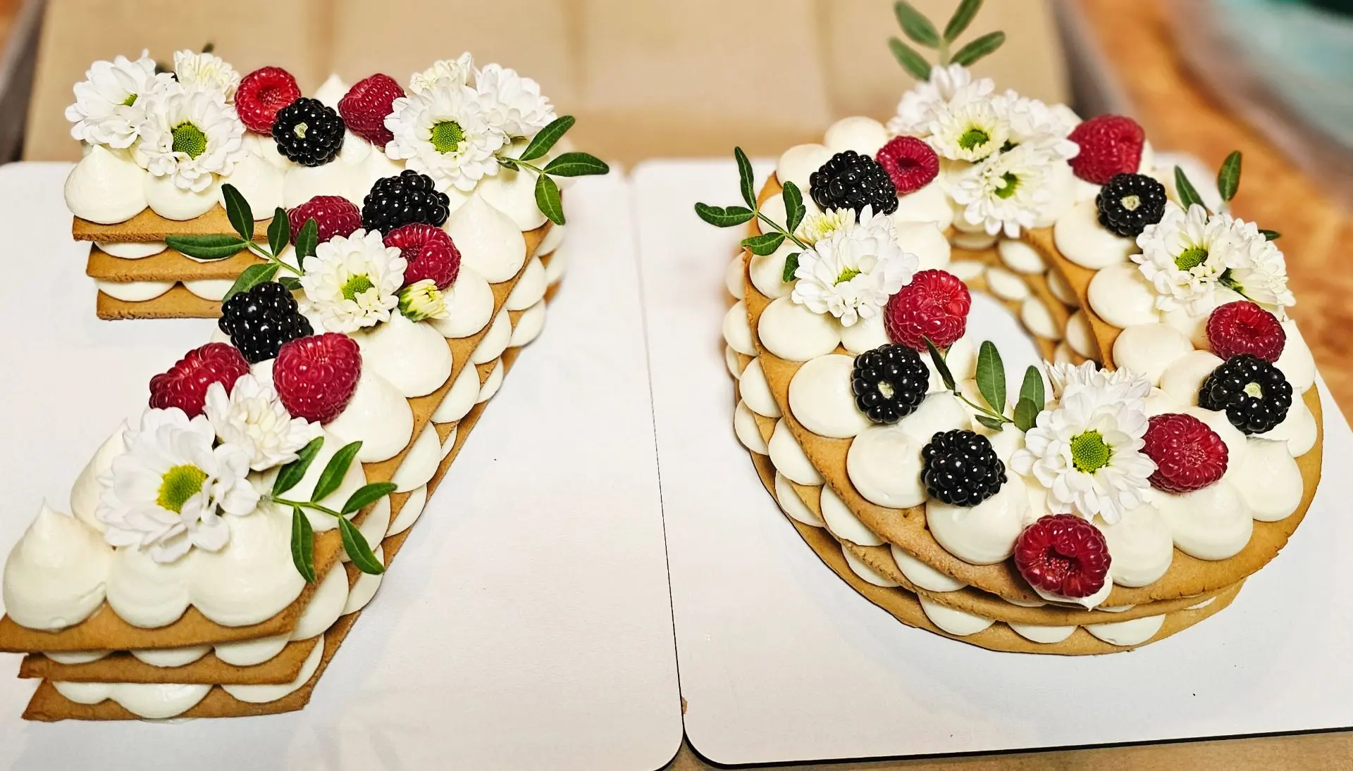 Снова в эфире открытый медовик🍯😍 Ароматные медовые коржи, крем на белом шоколаде, нач...