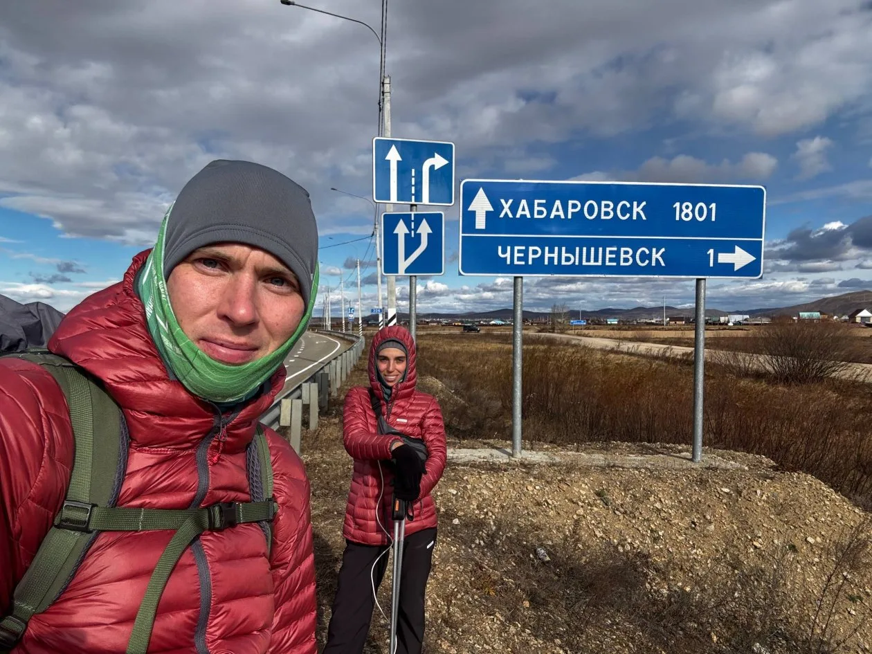 Идущей пешком из Москвы семейной паре осталось 2,5 тысячи км до Владивостока