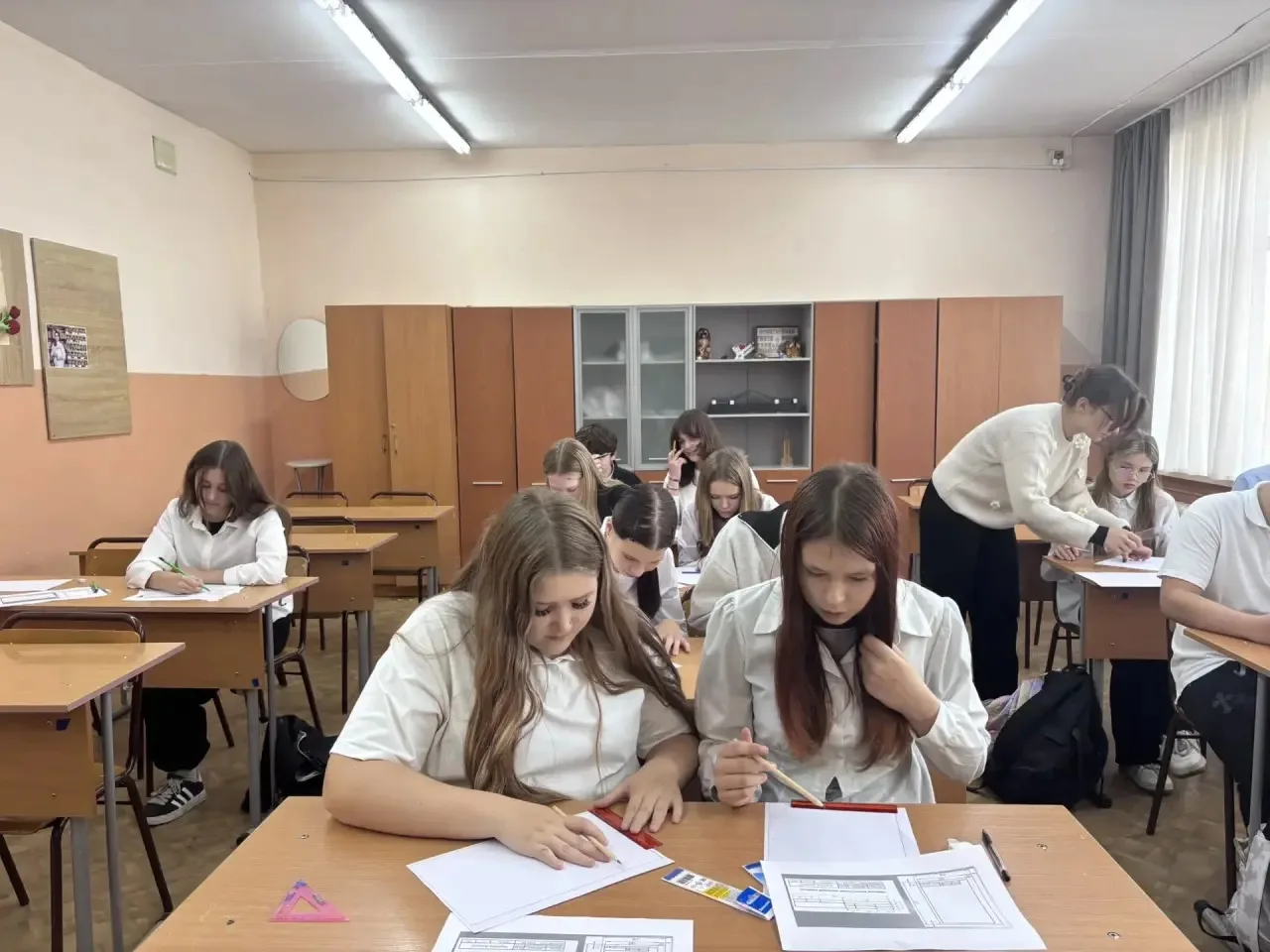 📐 Точность, логика и инженерное мышление: 8 «Е» на мастер-классе по черчению!