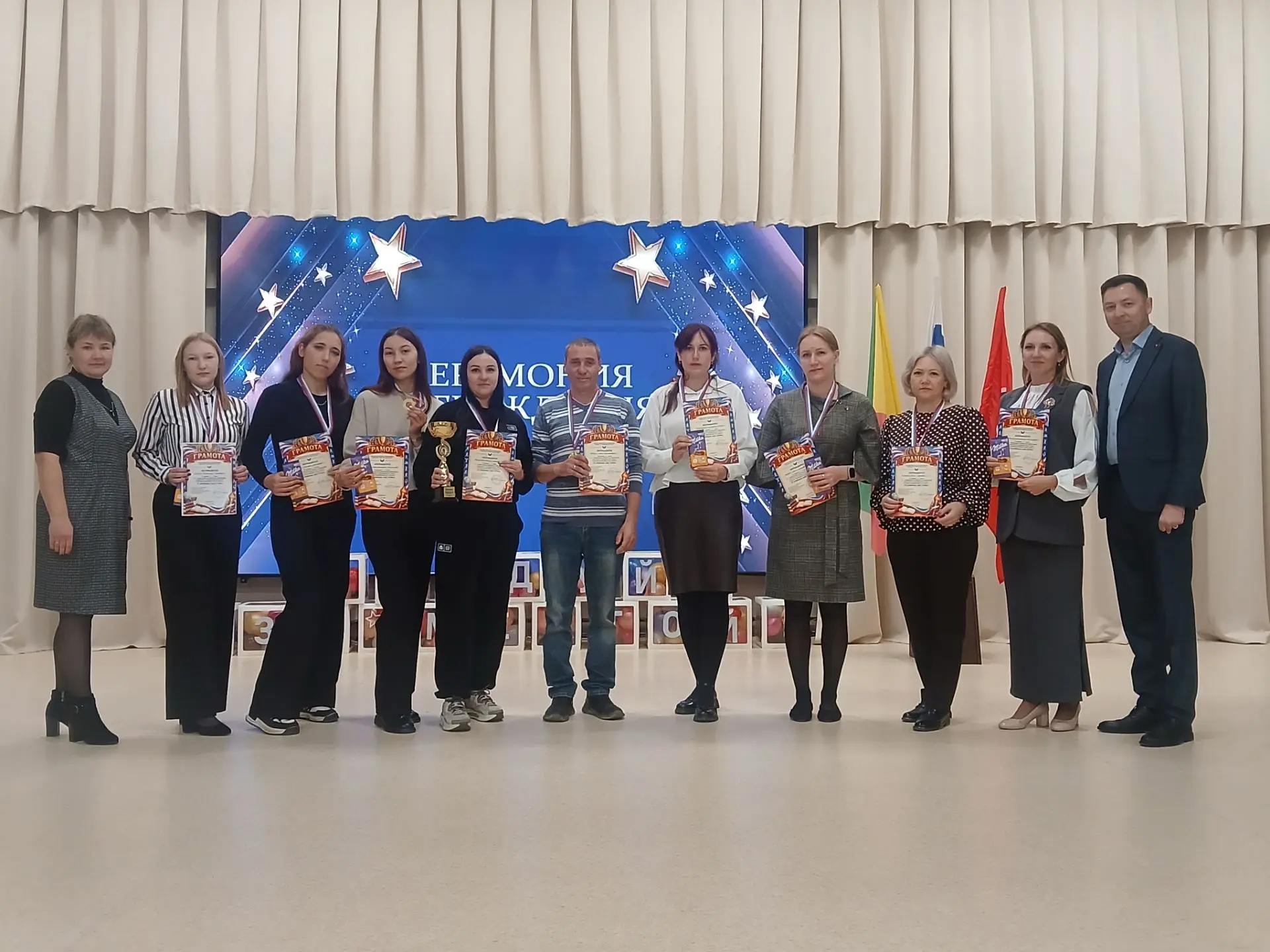 ✨️Сегодня в нашей школе прошла торжественная линейка, посвященная предстоящему праздник...