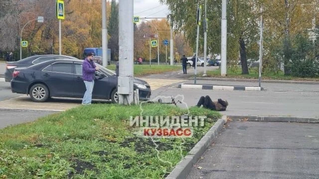 В Кемерове на пешеходном переходе сбили пожилого самокатчика