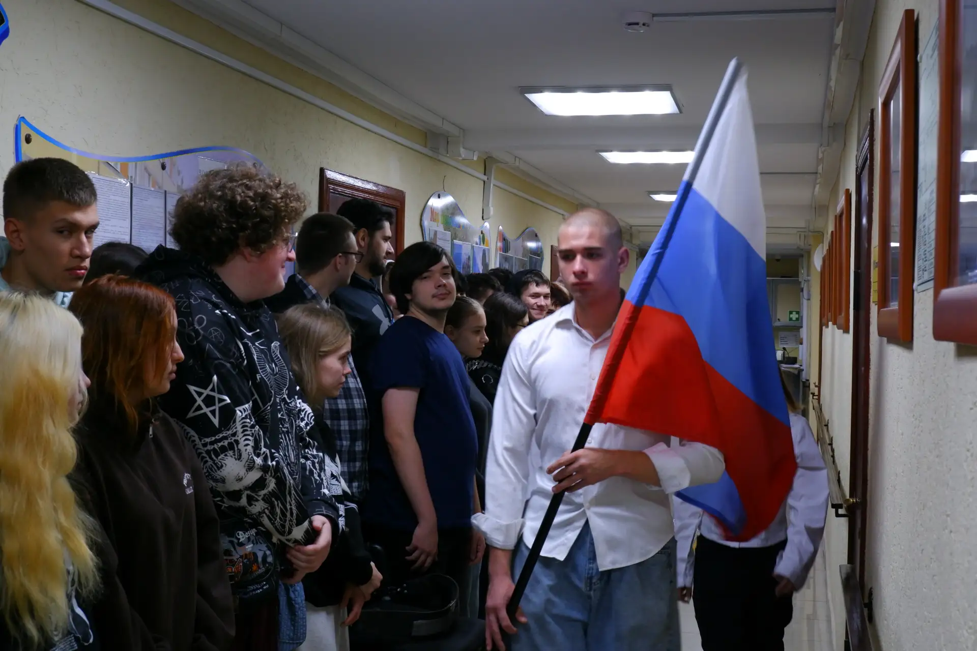 🇷🇺 Не нарушаем традиции: неделя началась с торжественной линейки!