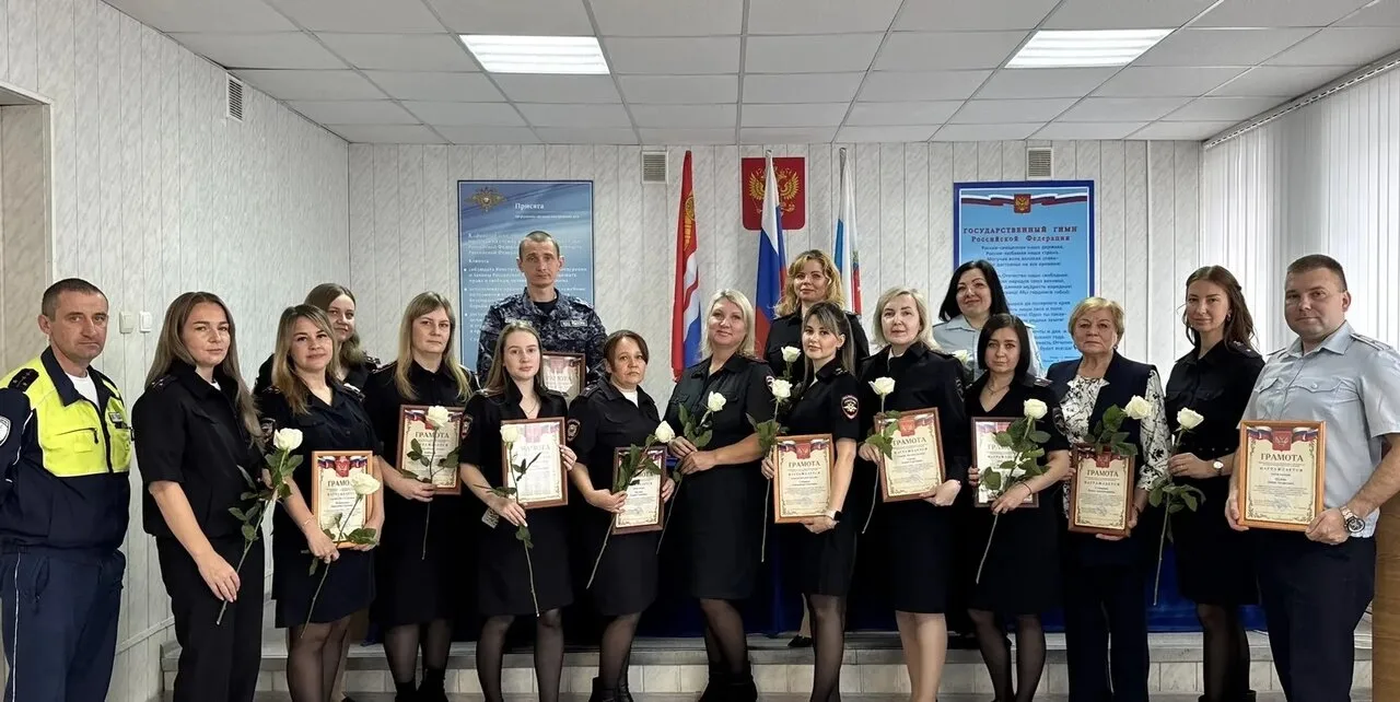 🇷🇺 В полиции Каменска-Уральского 12 октября поздравили сотрудников кадровой и медицин...