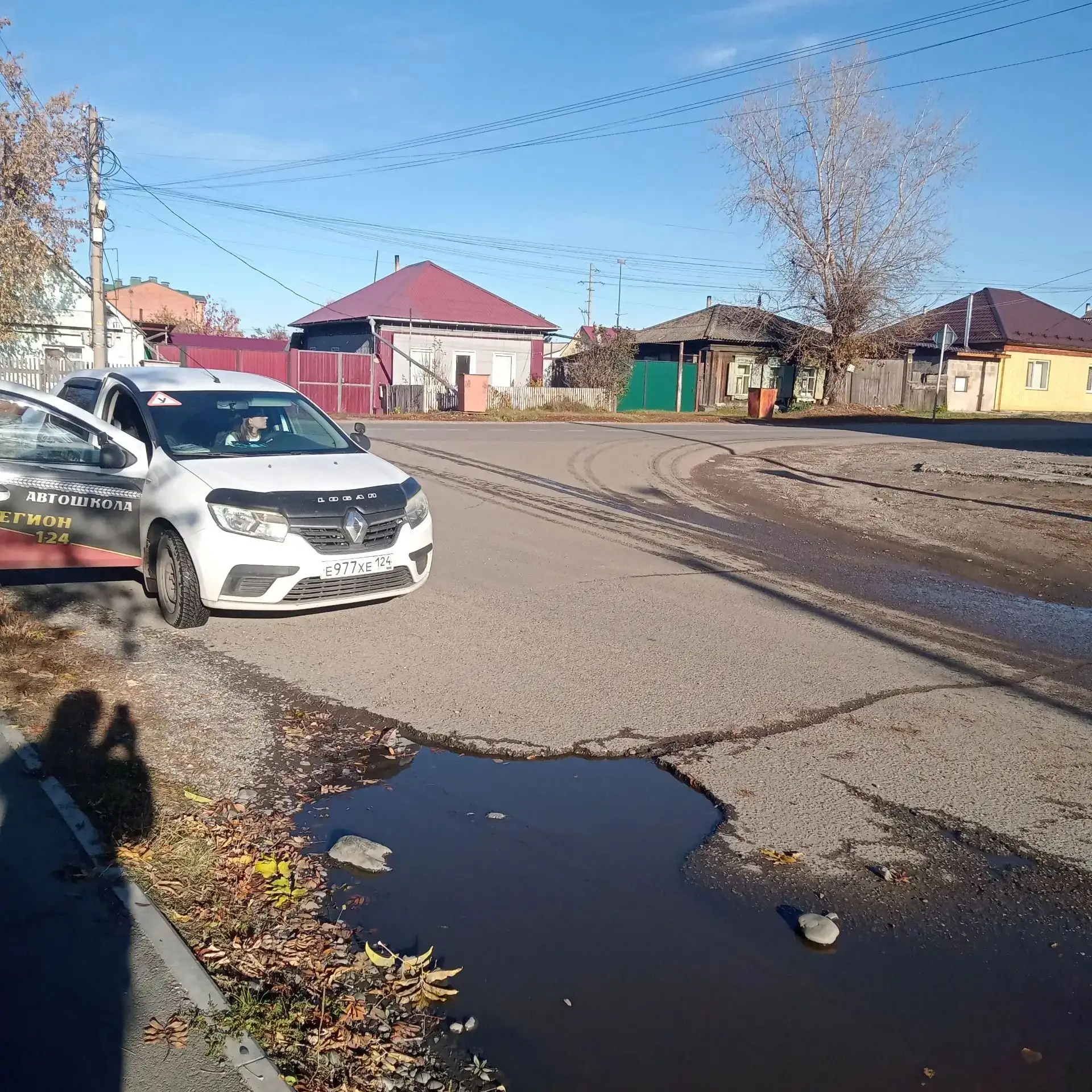 📢📢📢Огромная глубокая яма, сейчас наполненная дождевой водой, на проезжей части у пер...