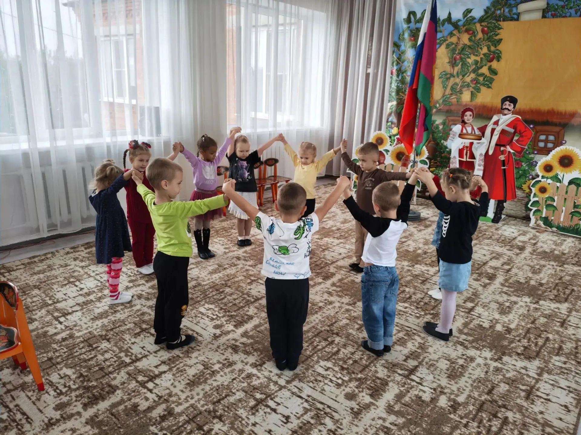 На музыкальном занятии в средней группе √6 каждый нашел себе пару в коммуникативном тан...