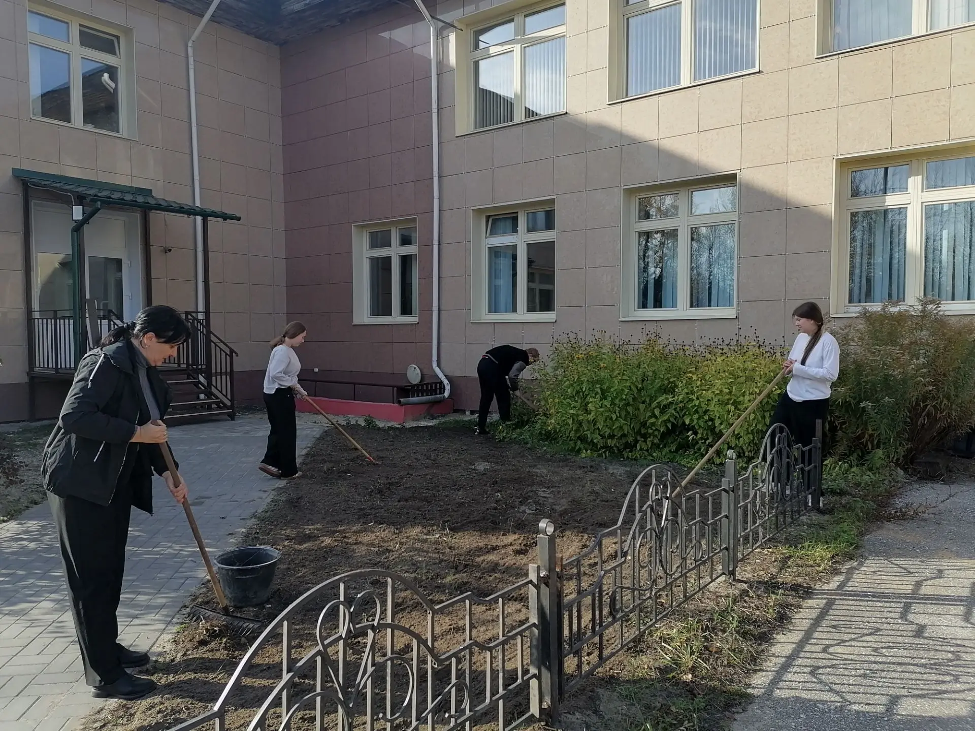 В нашей школе прошёл субботник!🍁Педагоги и ребята привели  пришкольную территорию в по...