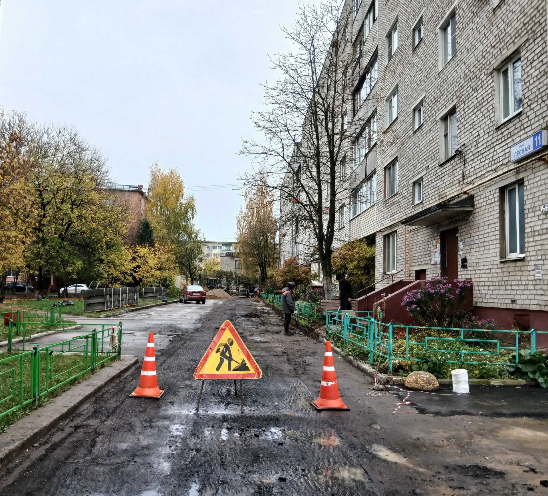 🏢Улица Лесная, 11, проезд для личного транспорта перекрыт, подрядчики работают активно.