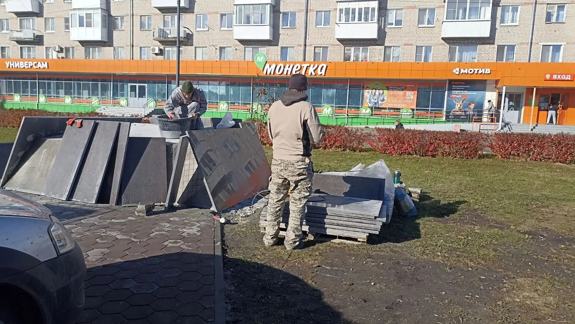 На бульваре Победы кипит работа: идёт облицовка постамента под памятник ирбитчанам, пог...