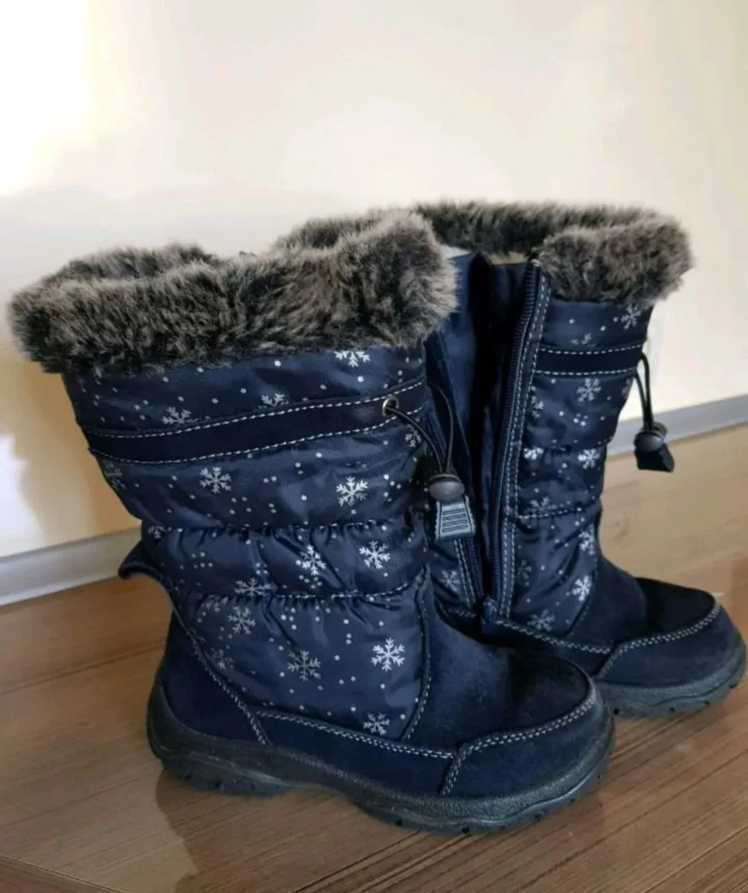 Продаю зимние сапожки на девочку, размер 31 и 28. Цена 500руб за пару. 89170157396