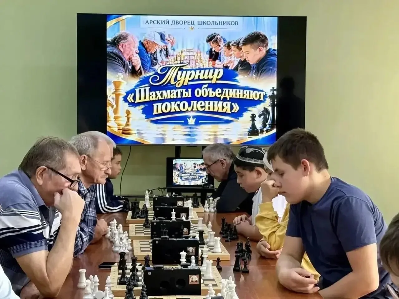 ♟ В Арске шахматисты старшего поколения обыграли юных соперников
