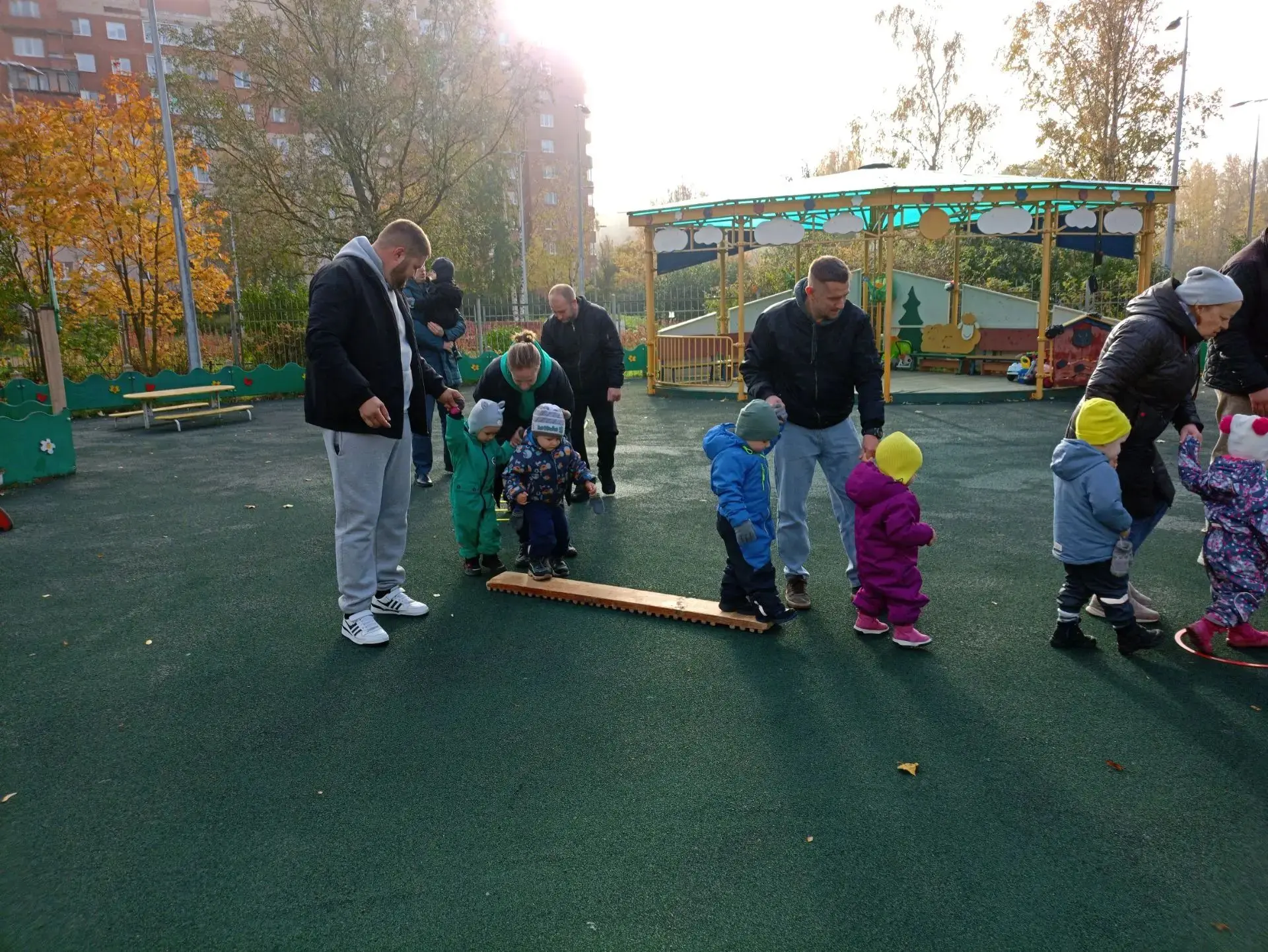Папин праздник здесь сегодня.