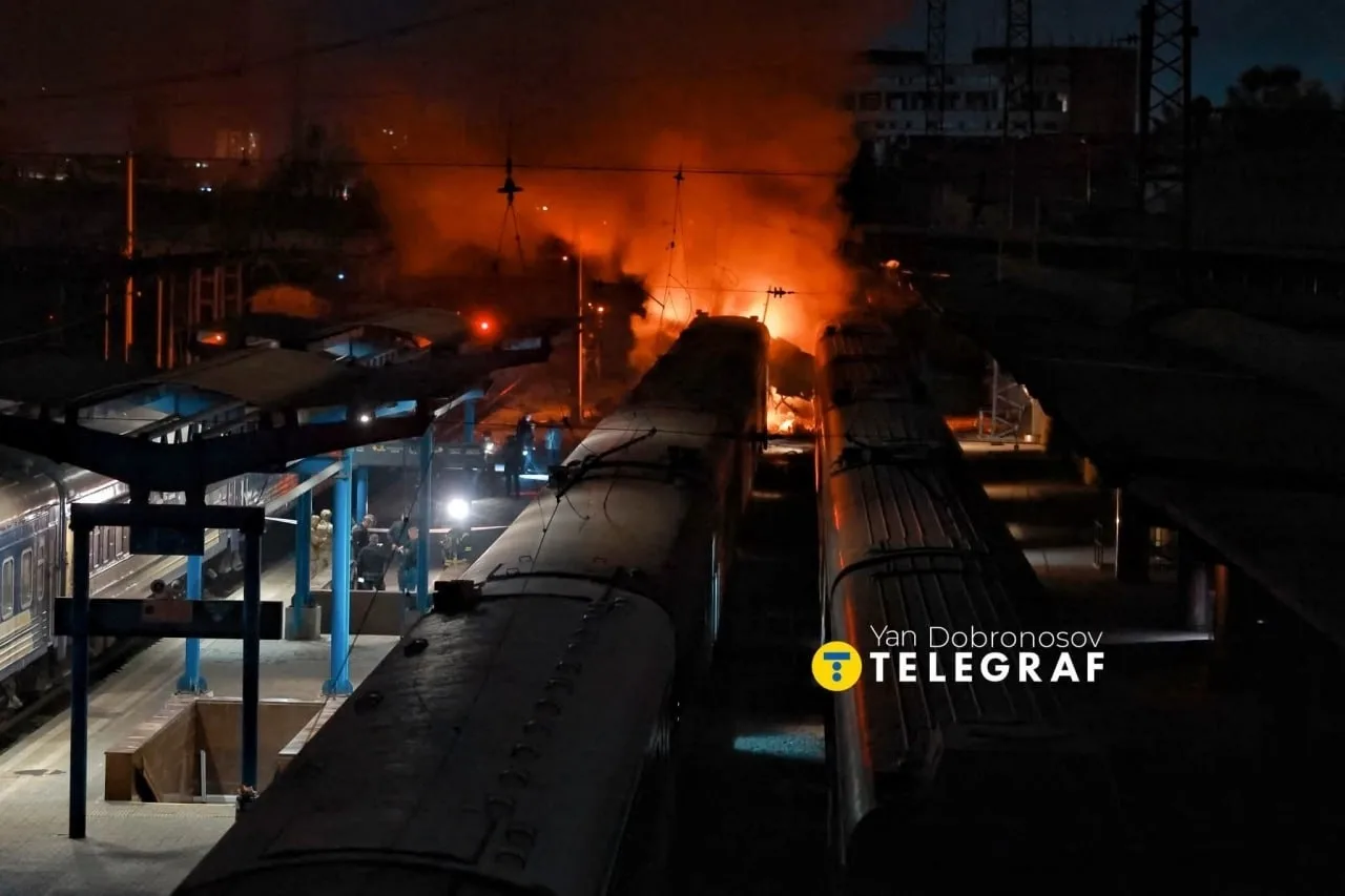 🔥Днепропетровск: минимум 2 удара реактивными БПЛА «Герань‑5» по ж/д инфраструктуре. На...