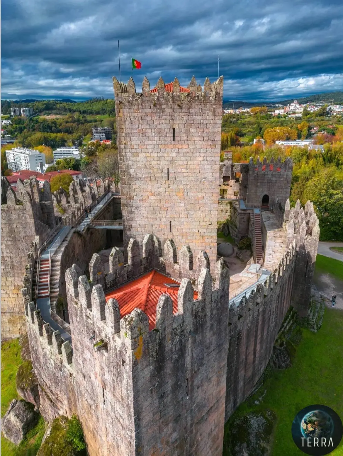 🏰 Замок Гимарайнш на севере Португалии был построен в 10 веке для защиты местного мона...