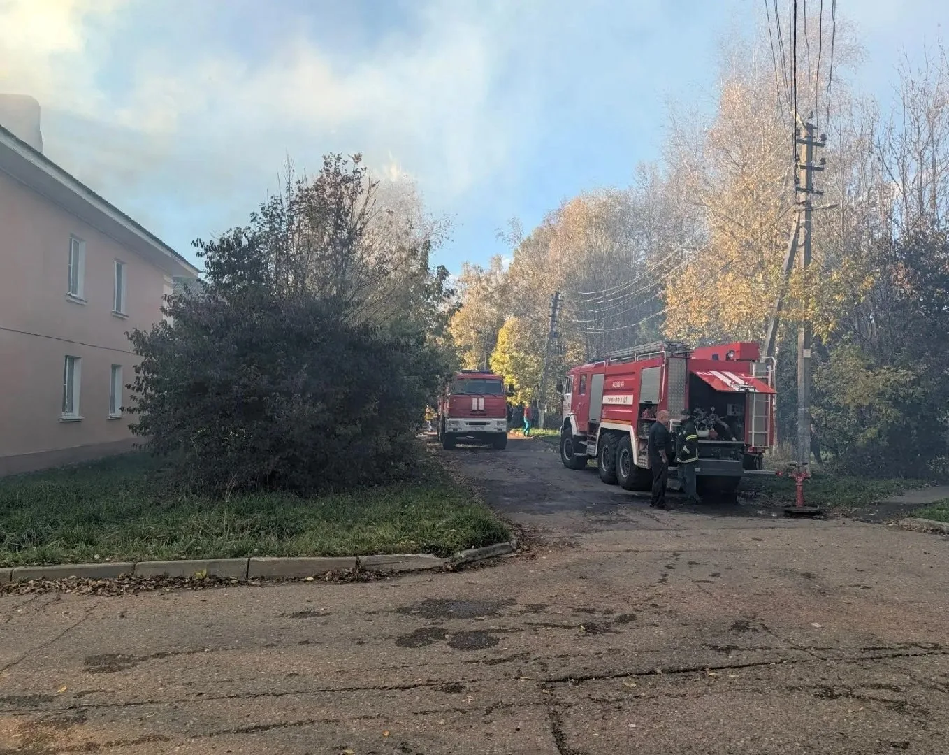 В поселке Молодёжный пожарные потушили пожар в двухэтажном жилом доме 🧑‍🚒