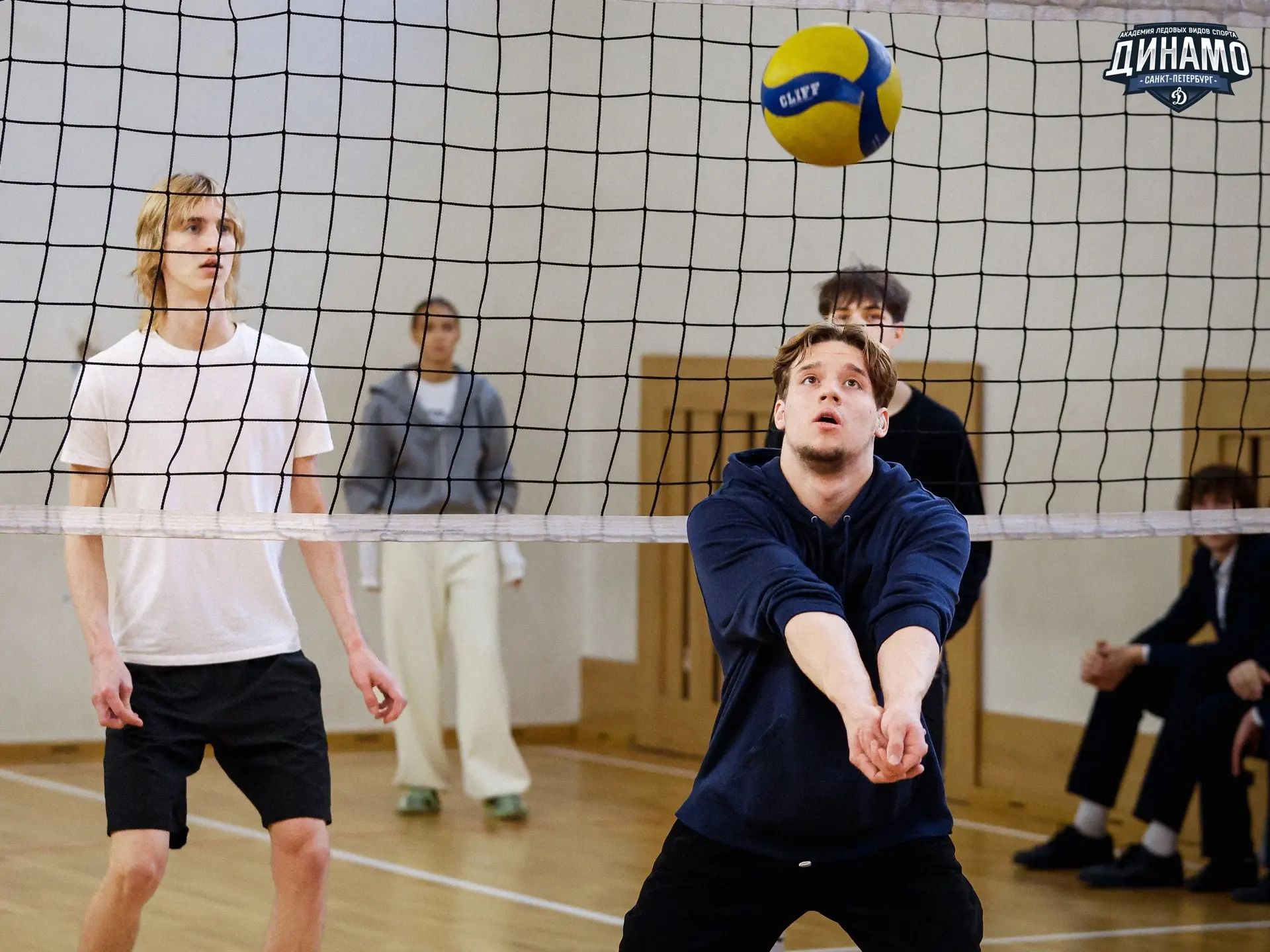 В колледже проходит турнир по волейболу! 🏐