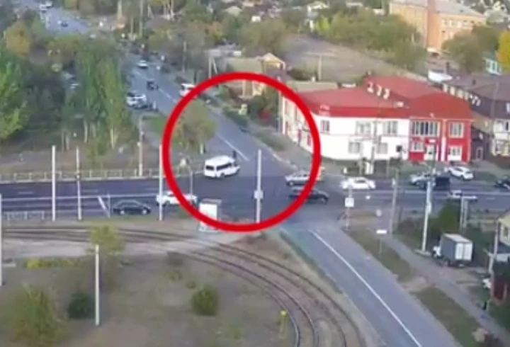 ⚡️ Возле больницы Фишера в Волжском сбили человека на пешеходном переходе