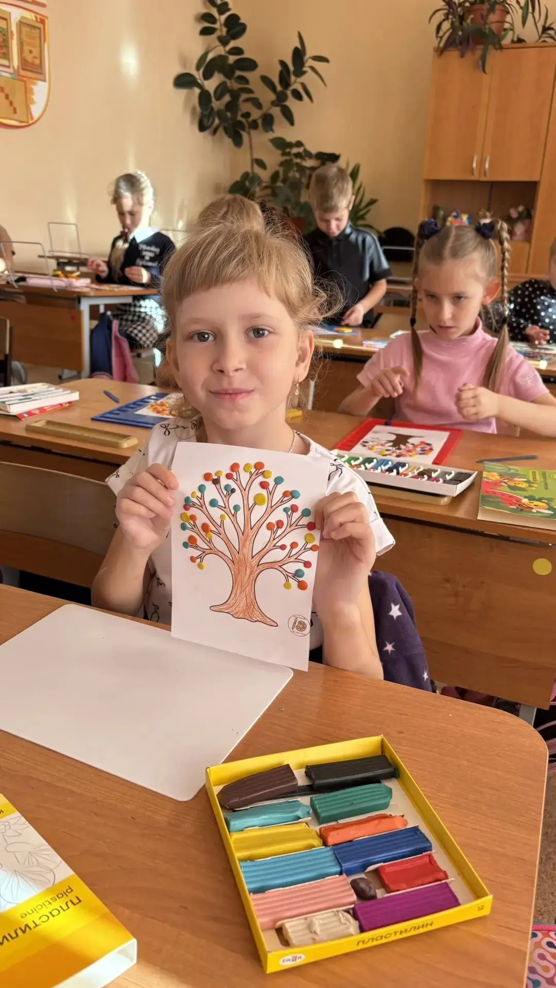 🎨 «Каждое дерево по-своему»: урок творчества в 1 классе