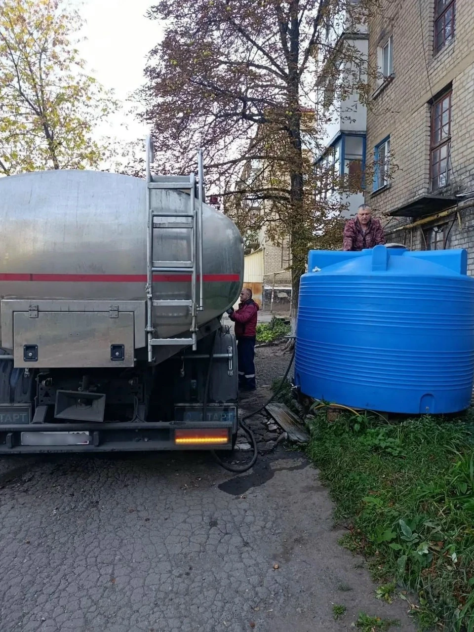 Самарцы оказали помощь в подвозе воды населению Снежного.