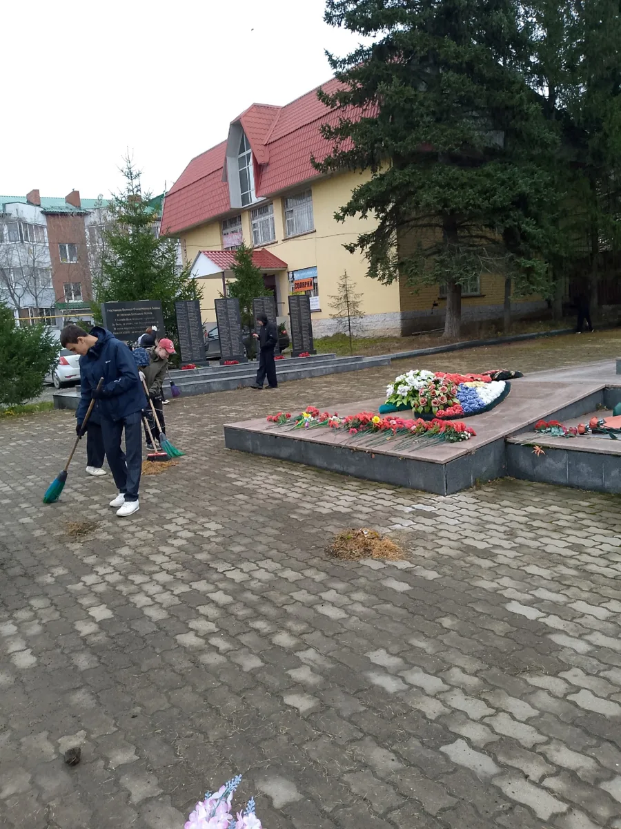 Школьники навели порядок у Обелиска памяти в Большом Истоке