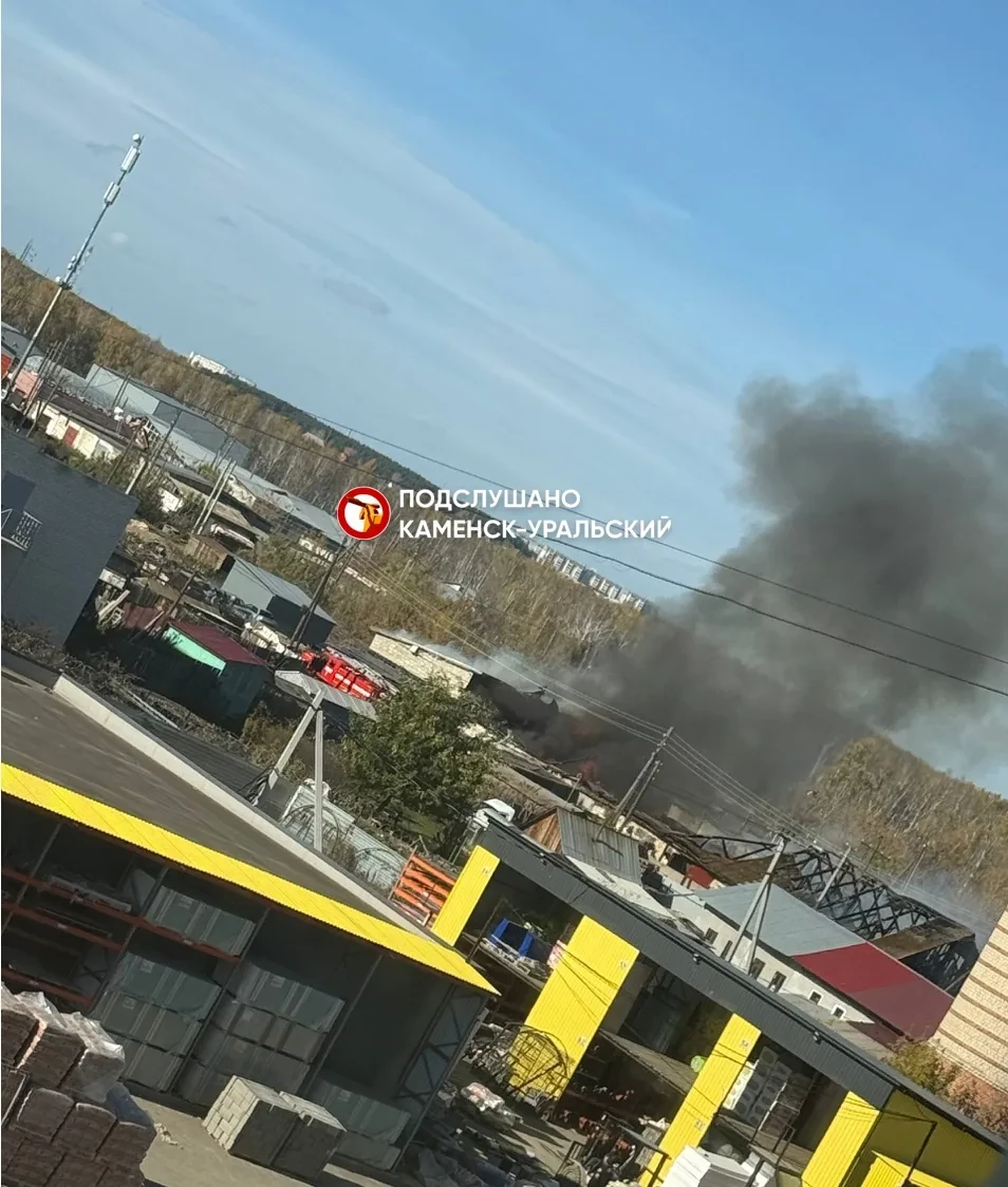 🔥 В Каменске-Уральском горит гараж на Мартюше