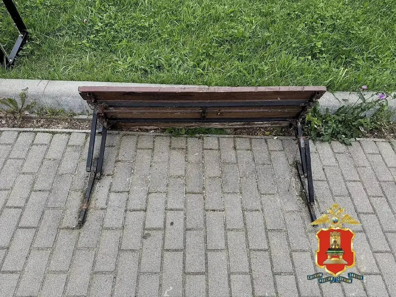 В Конаково подростки разгромили скамейки у ДК «Современник»