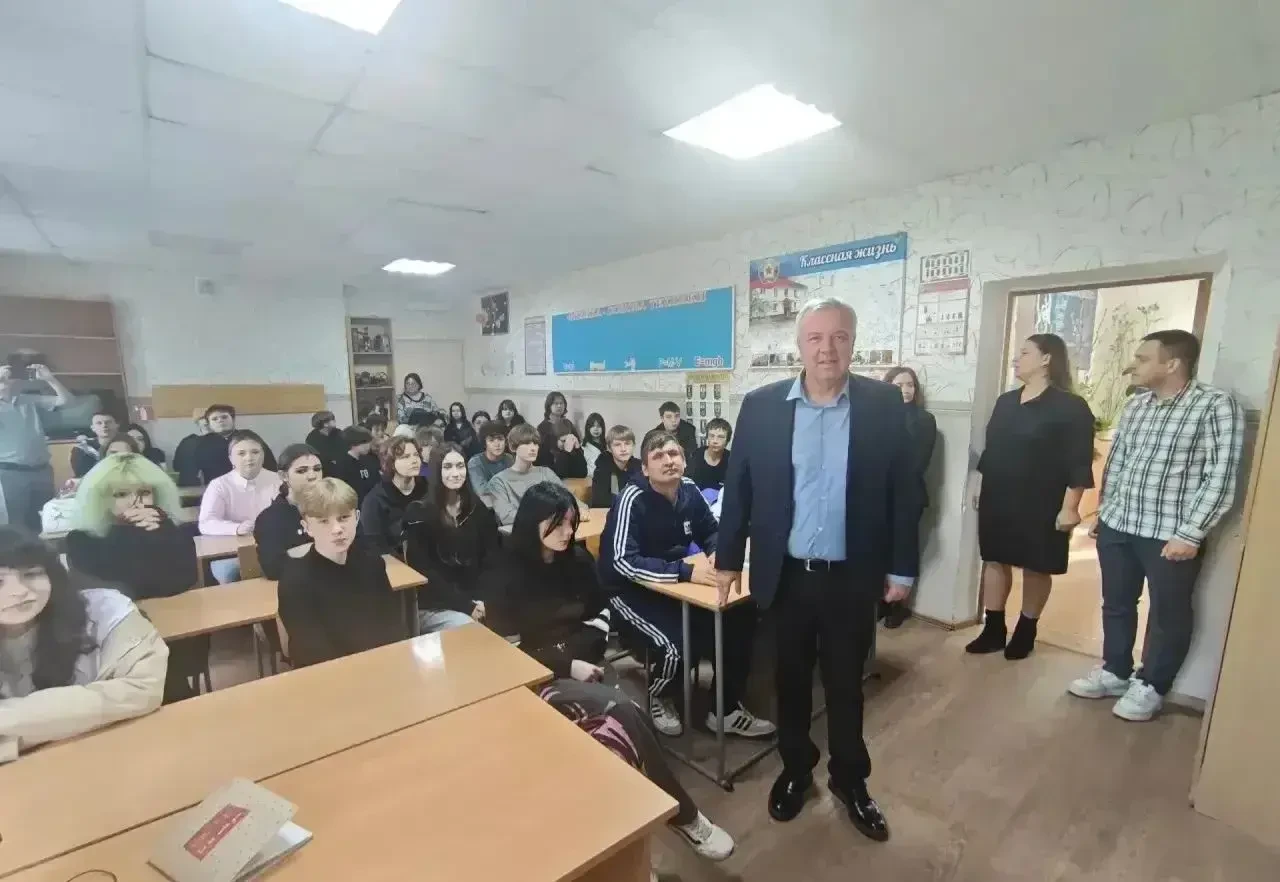 Главный внештатный нарколог Минздрава ЛНР провёл профилактическую беседу с учениками Лу...