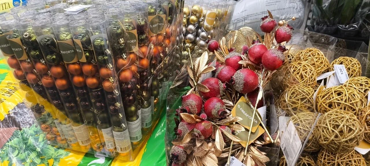 Середина октября, а в тюменских магазинах всё чаще начали попадаться на глаза новогодни...