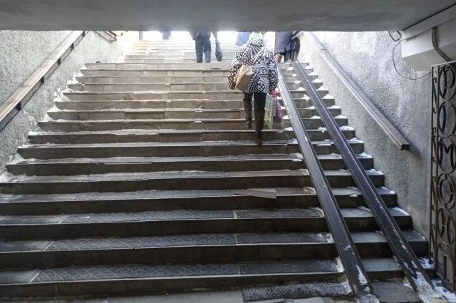 Хабаровчанка поскользнулась на обледенелых ступенях в подземном переходе на остановке «...