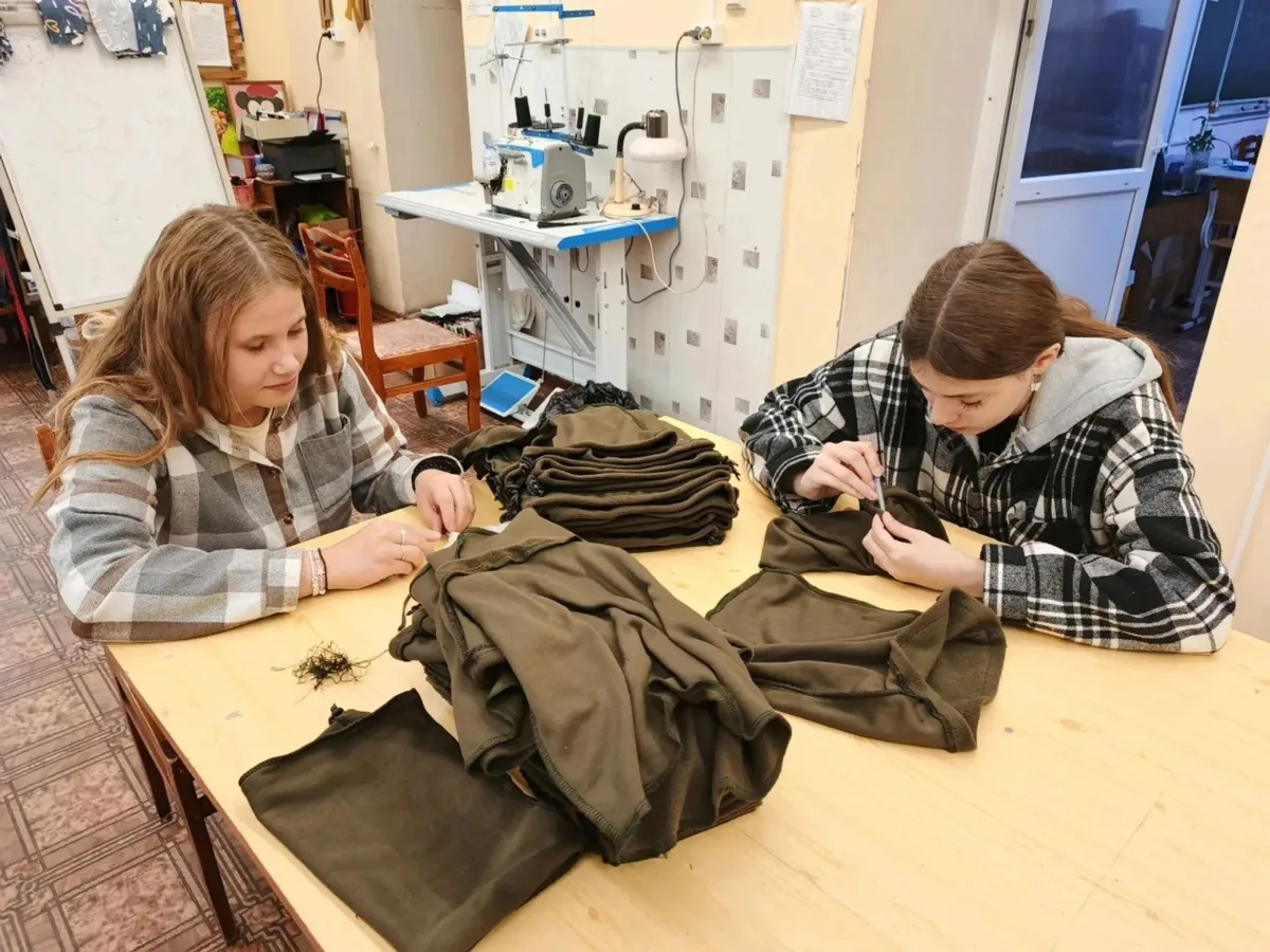 Студенты «Родника» сшили 100 тёплых снудов для бойцов СВО