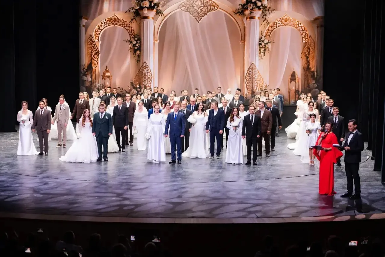 💍 «Да» на всю республику: 45 пар поженились на сцене театра Камала, среди них — семья ...