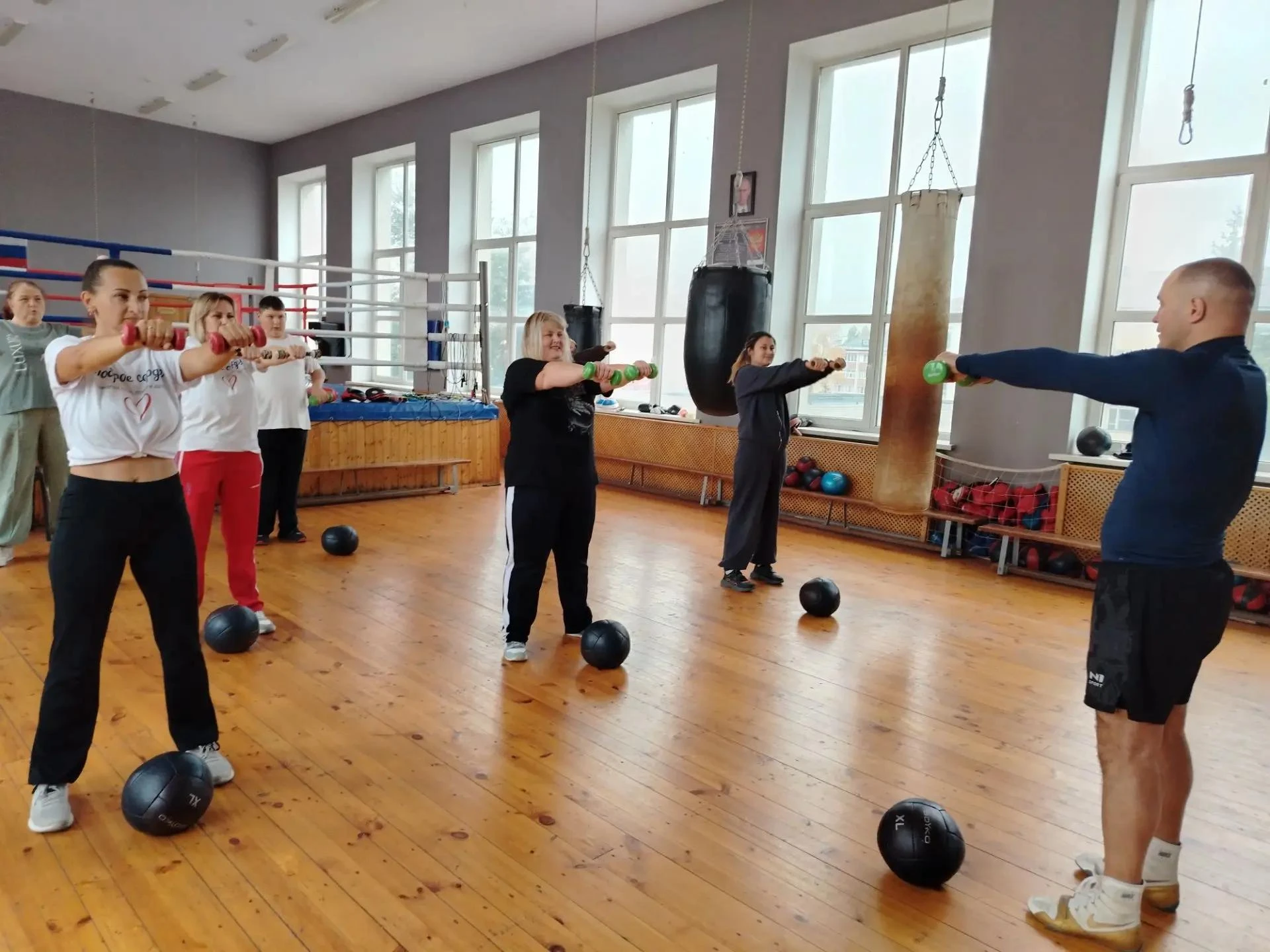 🥊 Бокс, энергия и перезагрузка: в школе прошёл мастер-класс для участниц проекта «Супе...