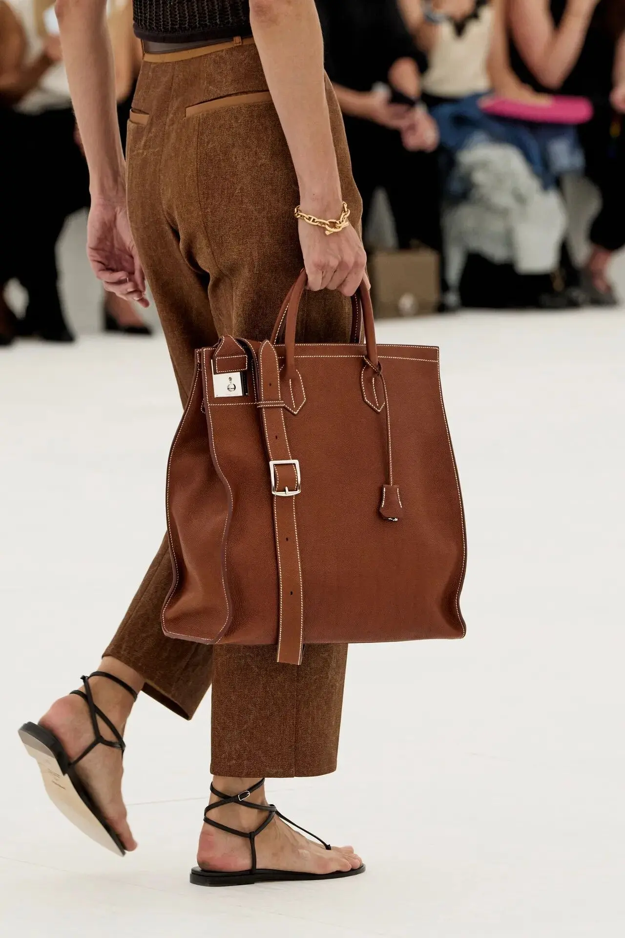 📍ДЕТАЛИ КОЛЛЕКЦИИ HERMES ВЕСНА-ЛЕТО 2027. Обувь и сумки у Hermès продолжают ту же идею...
