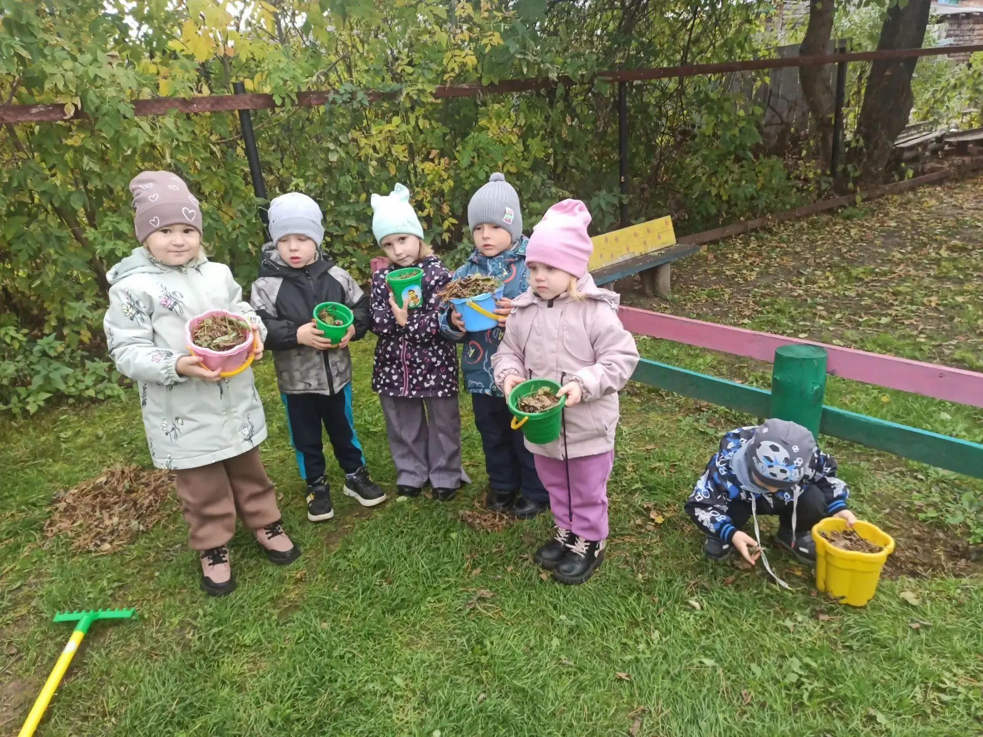 Маленькие руки — большие дела! 🍂🧹Осень засыпала наши игровые участки листвой, и кто ж...
