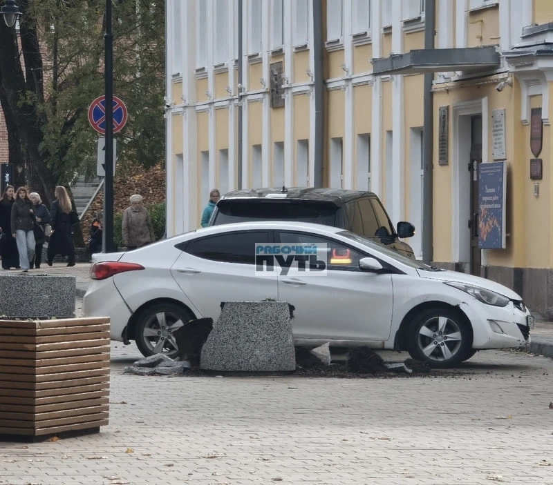 Клумба в центре города пострадала от автомобилей
