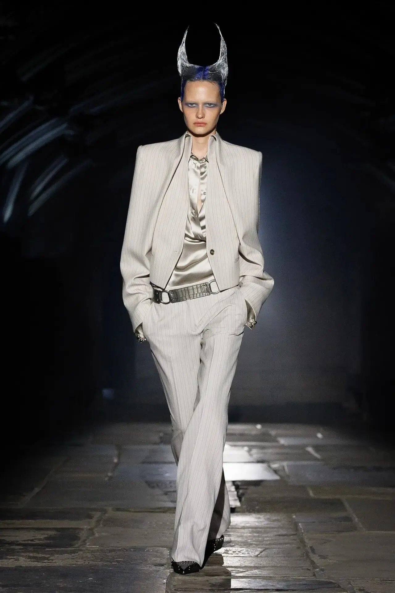 📍 Коллекция ALEXANDER MCQUEEN SS2027 в Лондоне — это чистый адреналин и театральность:...