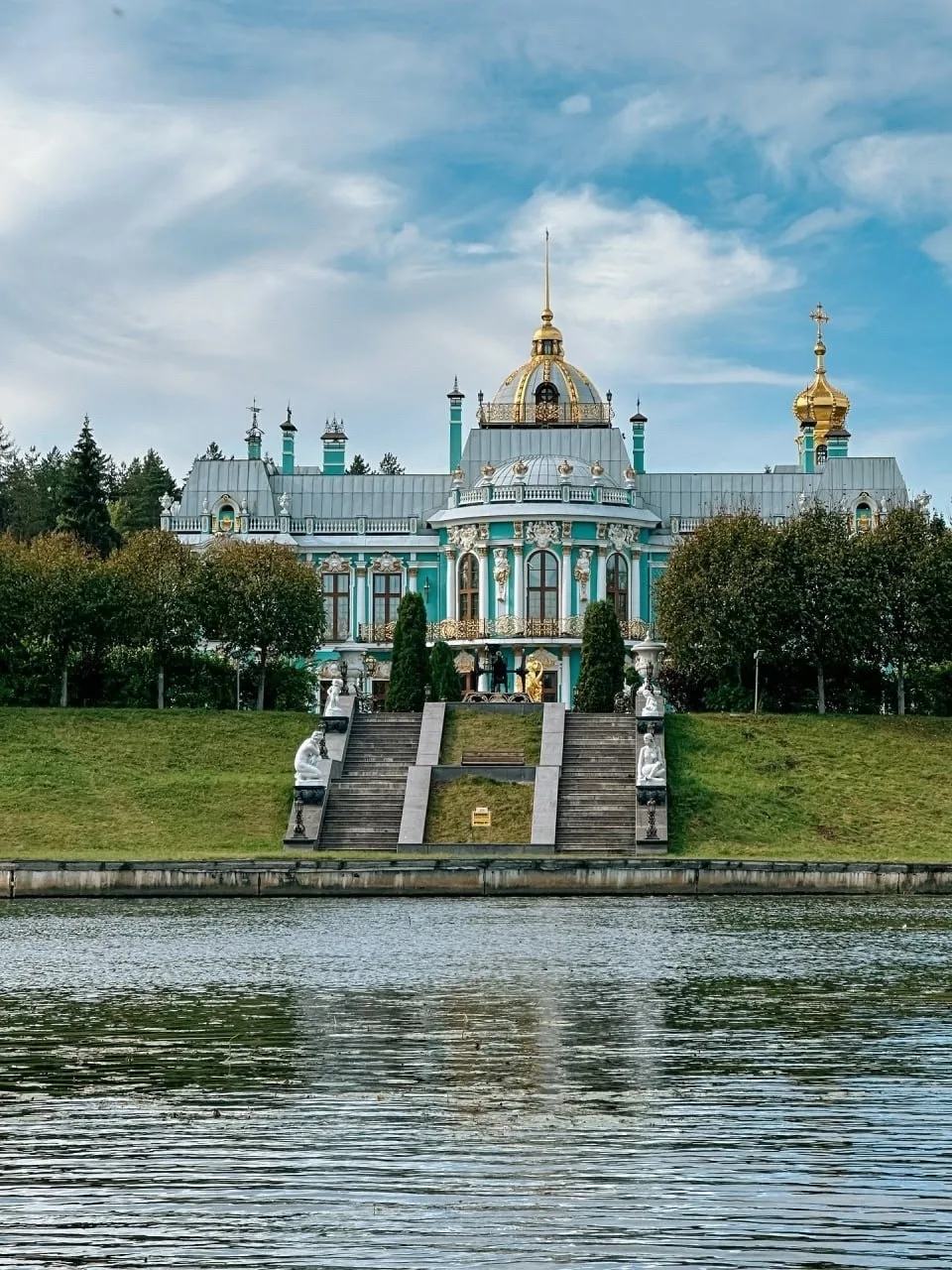 В поселке Вырица находится Васильевский дворец, который является уменьшенной копией Ека...